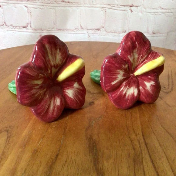 Vintage Hand Painted Flower Ceramic Salt and Pepper Shaker Pair - Picture 3 of 7